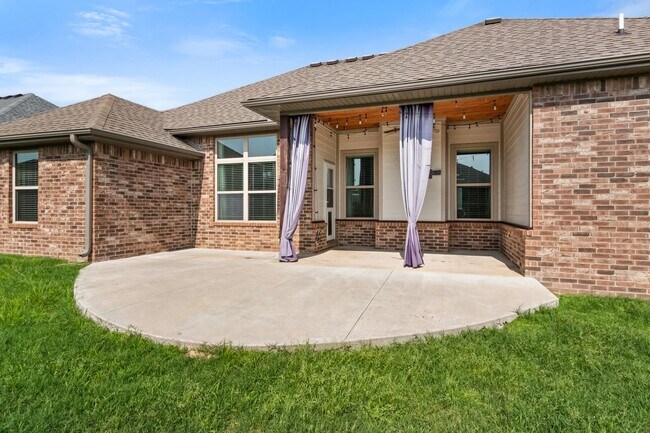 Building Photo - Come home to this stunning 4 bed/2 bath split floorplan home in Centerton!