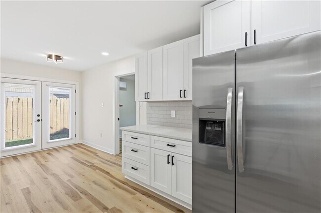 Building Photo - 19 Robin Hood Dr