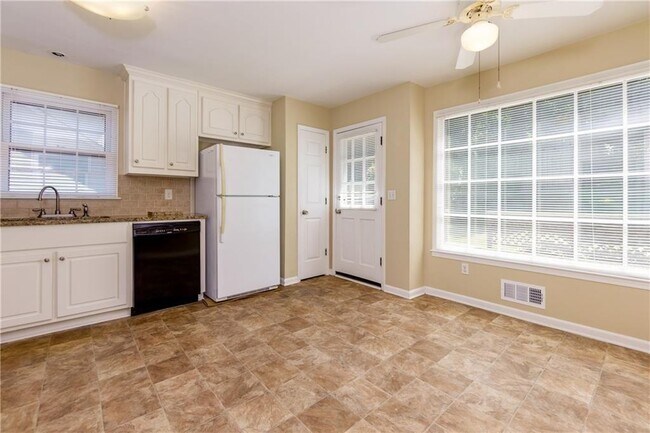 Building Photo - 2890 Carrollton Ct