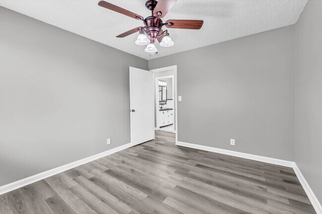 Building Photo - Wonderful 3 bed 2 bath with a modern interior