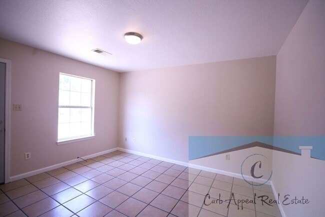 Building Photo - First month move in special $700!! Renovat...