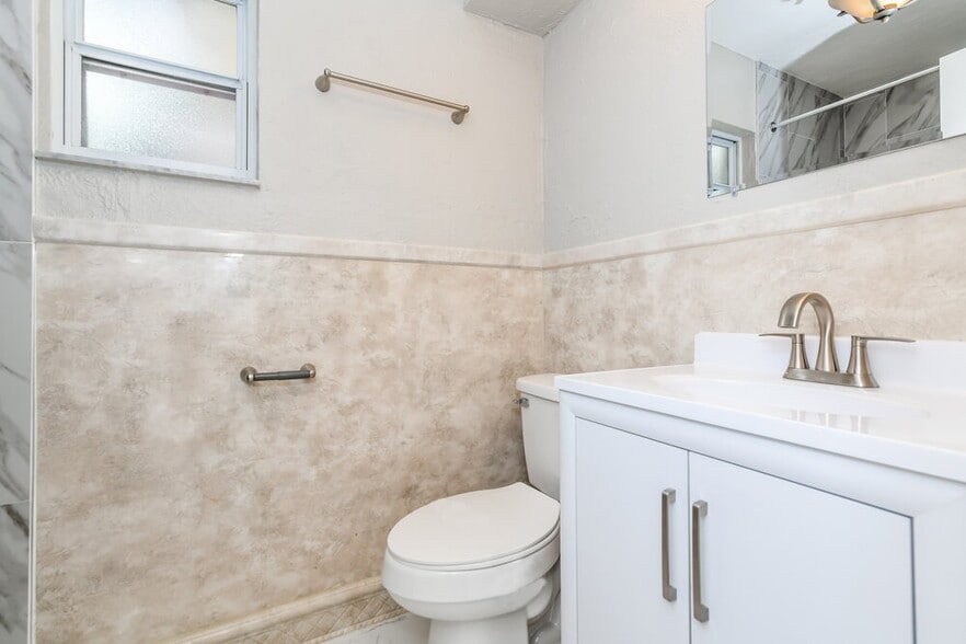 Building Photo - 206 Loch Low Dr