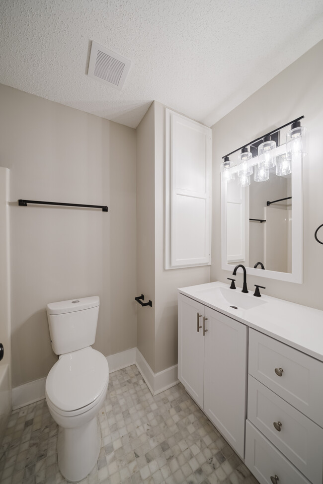 Building Photo - 1072 Walnut St