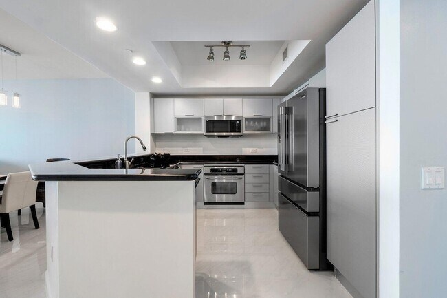 Building Photo - 2650 Lake Shore Dr