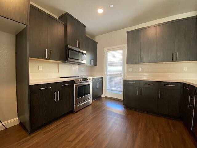 Building Photo - Modern 4bd/3ba 1930 sq. ft. home in Rancho Cordova!