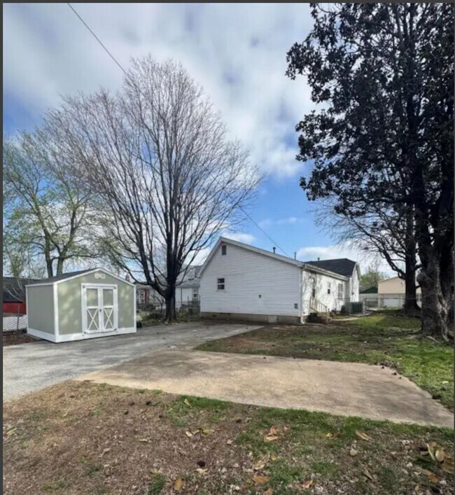Building Photo - 3 bedroom/1.5 bathroom house