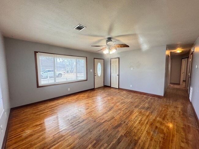 Building Photo - 3 bed, 1 bath