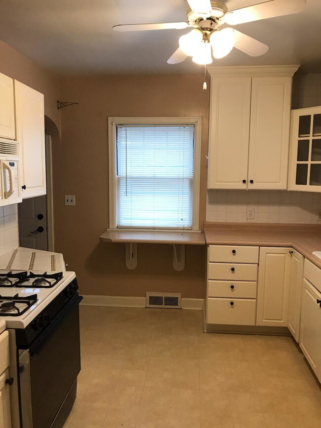 Building Photo - 2326 Scott St