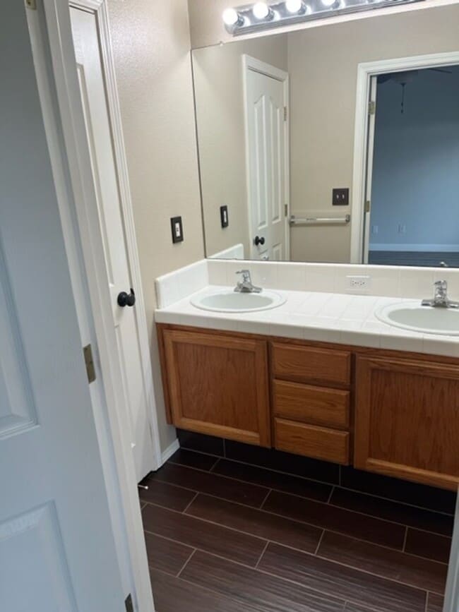 Building Photo - Coming Soon! Nice 3 bedroom 2 bathroom house in Hanford