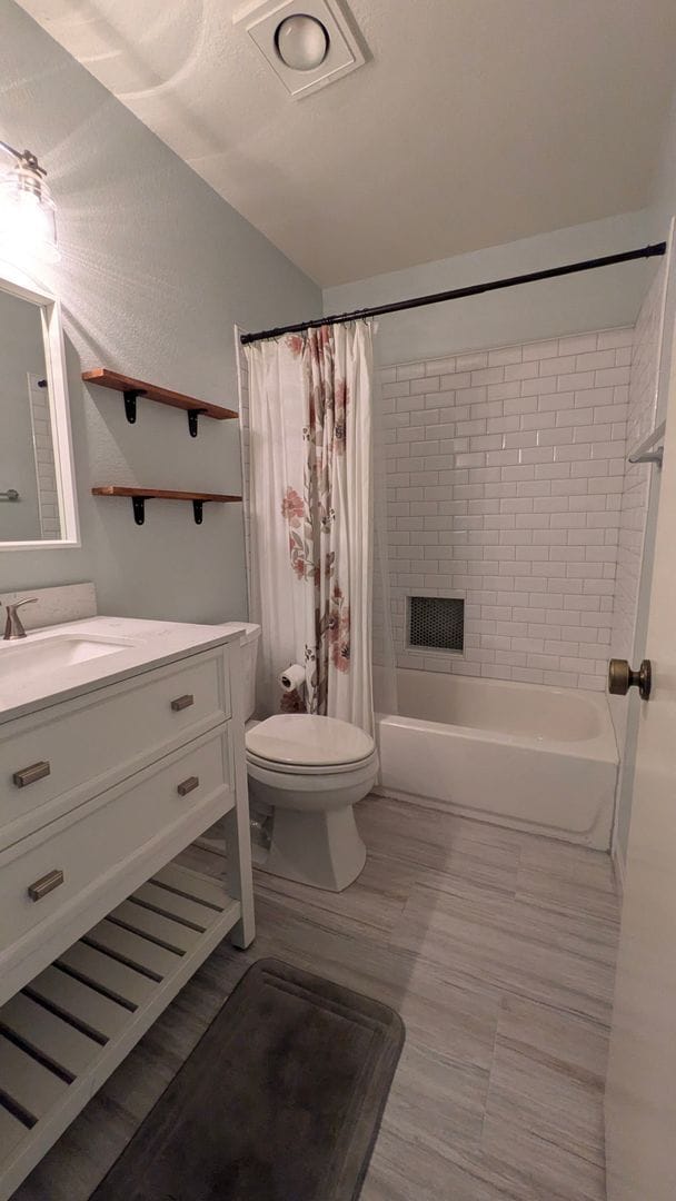 Building Photo - Cute two bedroom condo