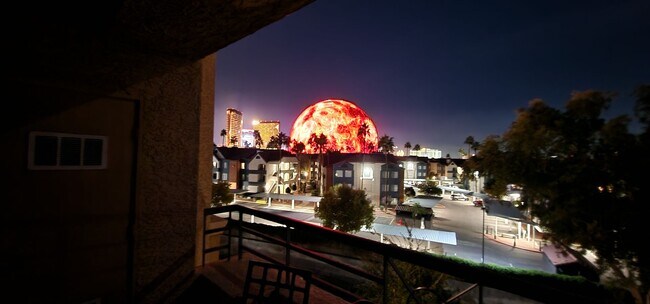 Building Photo - Fully furnished-full Sphere view