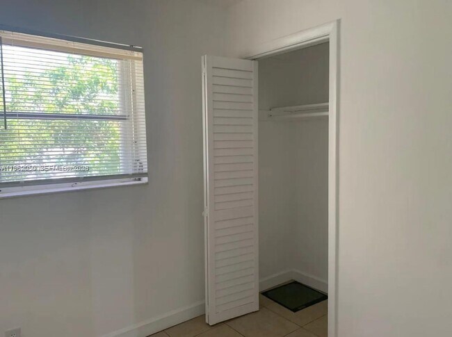 Building Photo - 637 NE 6th Ct