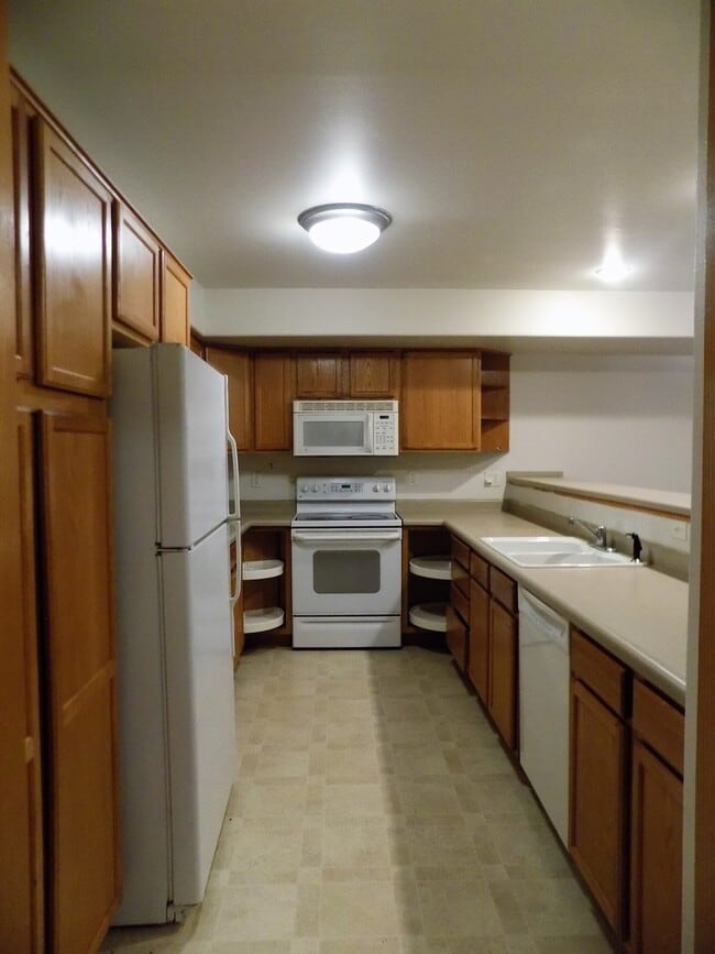 Building Photo - Large Iowa City Townhouse