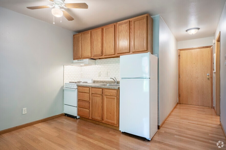Large Studio, 1BA - 450SF - Kitchen - Greenspire Wilson Apartments