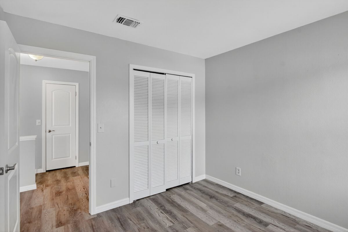 Building Photo - 250 Lakebreeze Cir