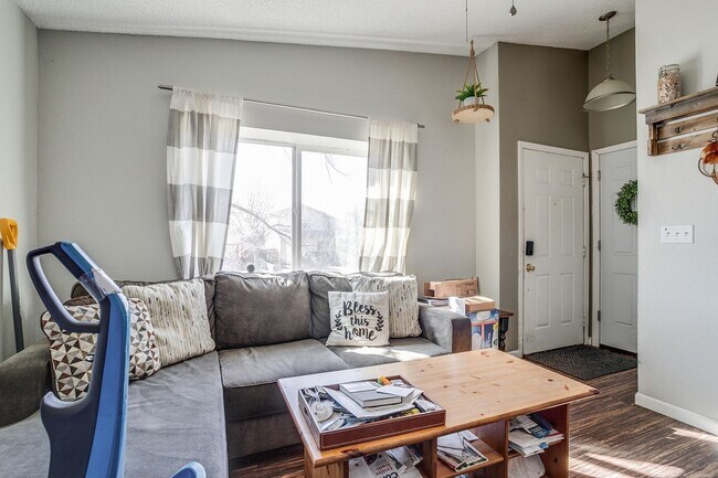 Building Photo - Huge room in a large shared home, private bathroom, great neighborhood, friendly roommates!