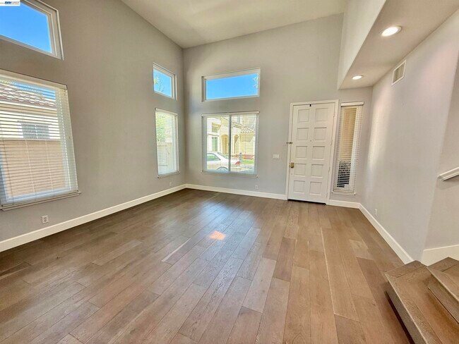 Building Photo - 4238 Diavila Ave