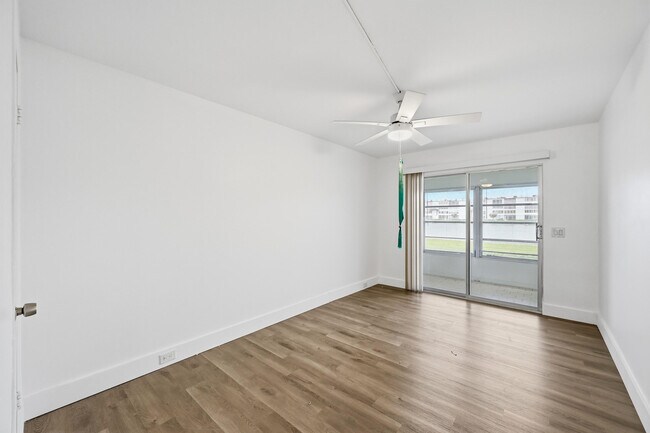 Building Photo - 1043 Cornwall C