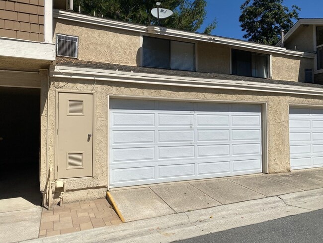 Building Photo - Irvine: 2-story townhome with attached 2 c...