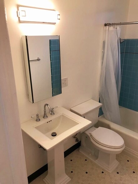 Building Photo - 4425 Maplewood Ave