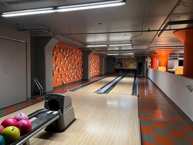 Building Photo - 565 W Quincy St