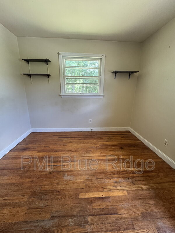 Building Photo - 707 Rhodes Park Dr