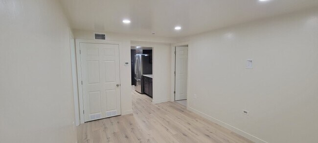 Building Photo - 137 E Pear St