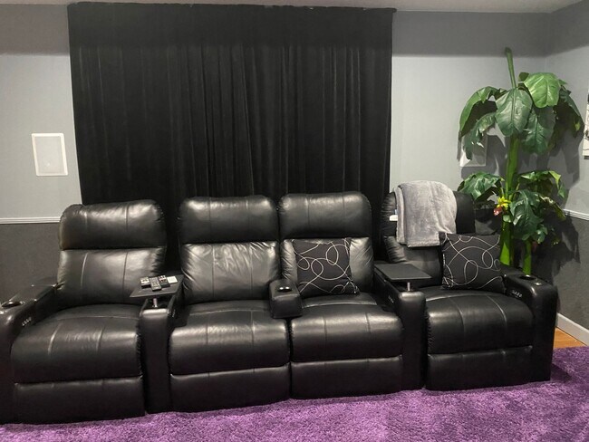 Building Photo - Sunset Lakes