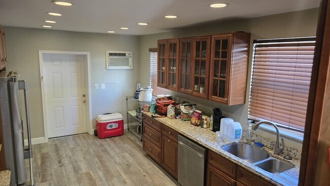 Building Photo - 231 NE 20th Ave