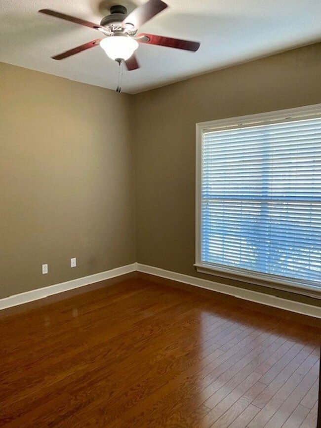 Building Photo - 627 Hampshire Dr