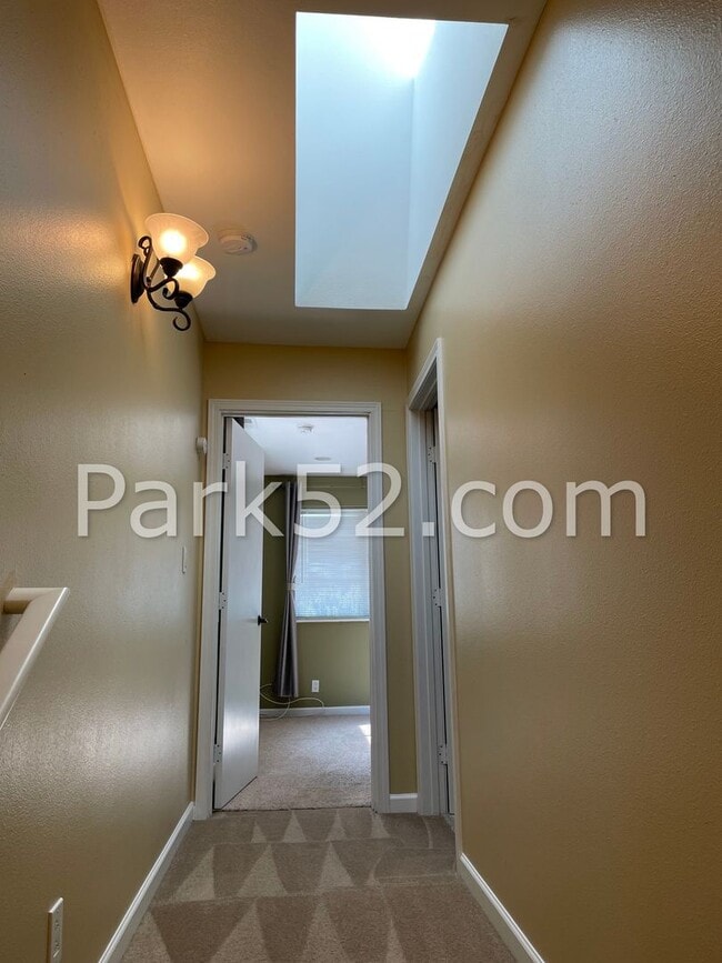 Building Photo - 4 Bedroom Single Family Home