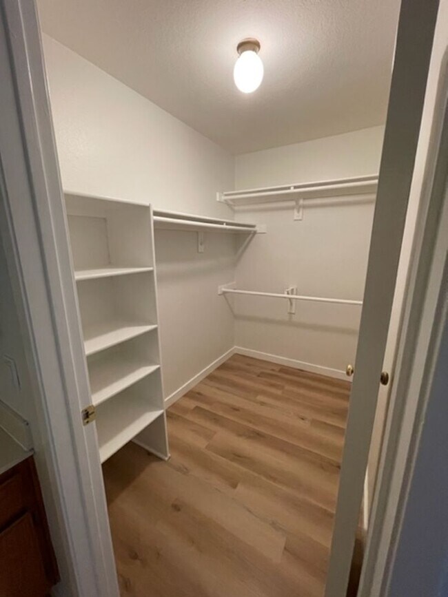 Building Photo - Large 2 Bedroom, 2 Bath Condo with 2 Parki...