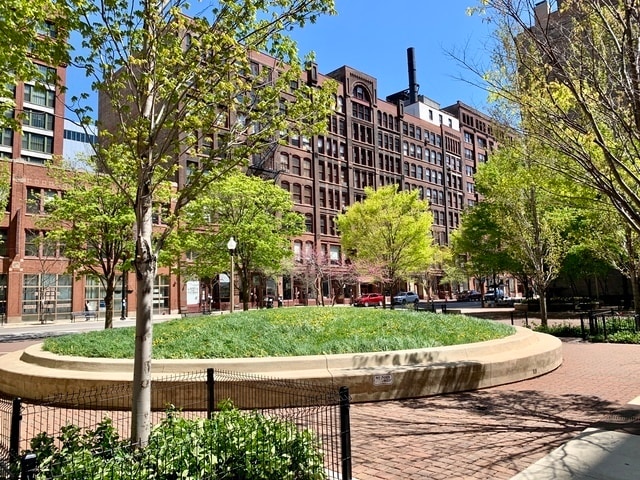 Building Photo - 600 S Dearborn St