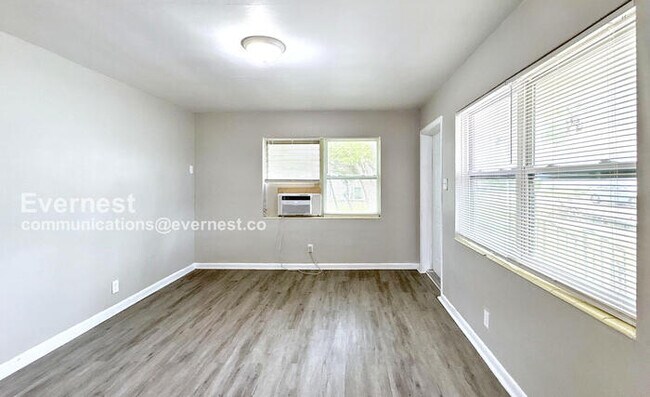 Building Photo - 913 E 11th Ave