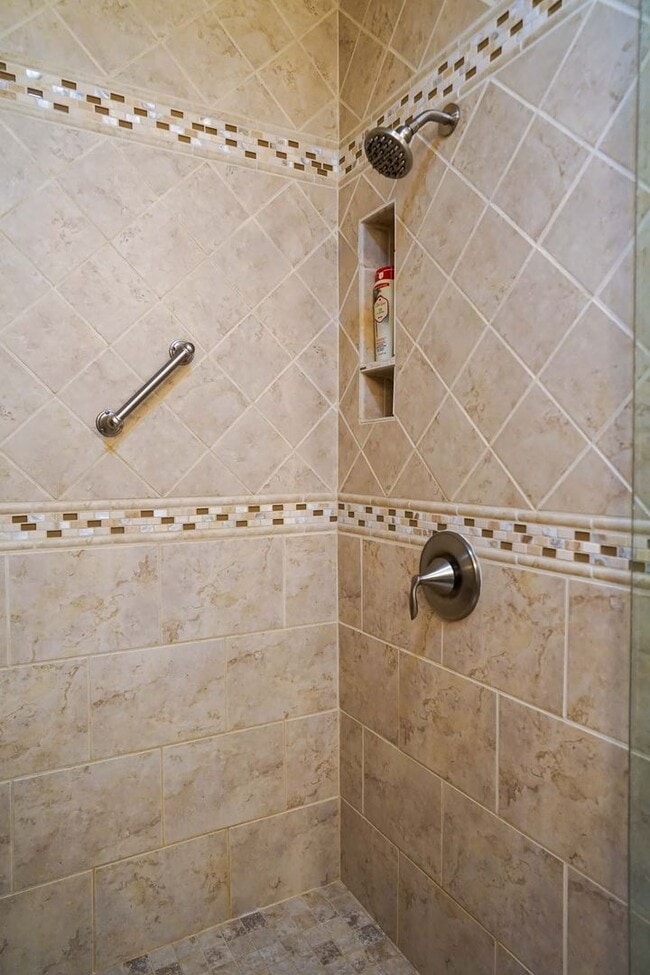 Building Photo - CDA NORTH CONDO - JUST LISTED ONE BEDROOM CONDO!