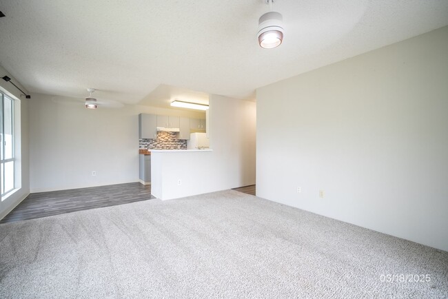 Building Photo - 2 bd, 2 ba 2 parking second story townhome...