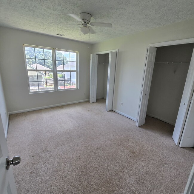 Building Photo - "Charming 3-Bed Retreat with 2.5 Baths on Cimmaron Court, Hampton!"