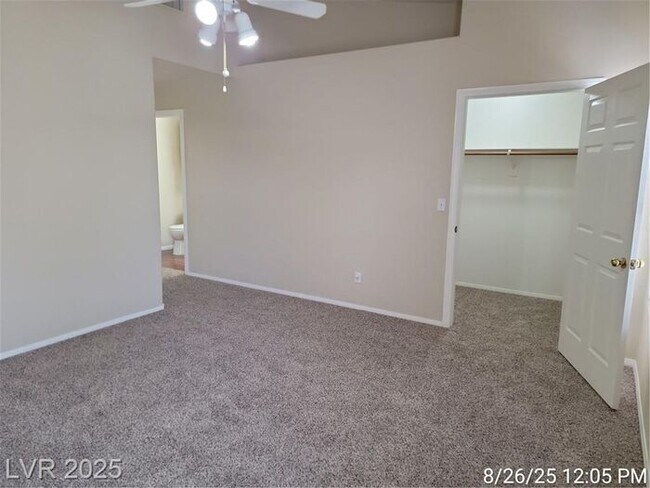 Building Photo - Bright Upstairs Unit with Vaulted Ceilings...