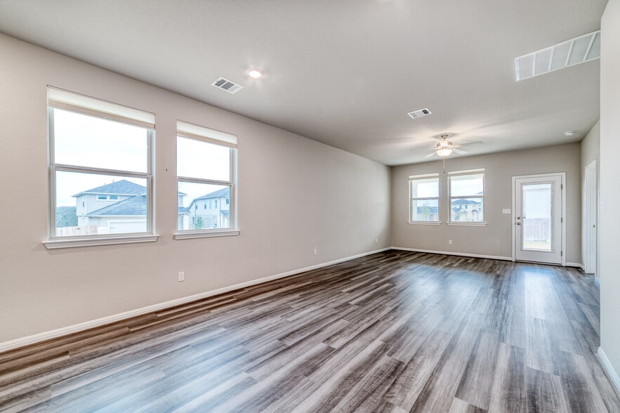 Building Photo - 101 Red Cedar Ct