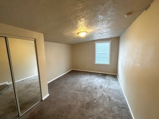 Building Photo - 3 Bedroom SE Portland Home!