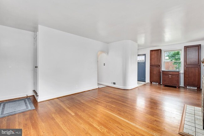 Building Photo - 6233 Woodcrest Ave