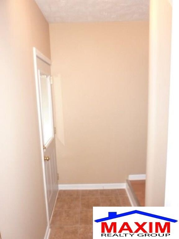 Building Photo - Move-in special offer!!!  Huge house - over 2,200 sqft convenient location and private backyard $...
