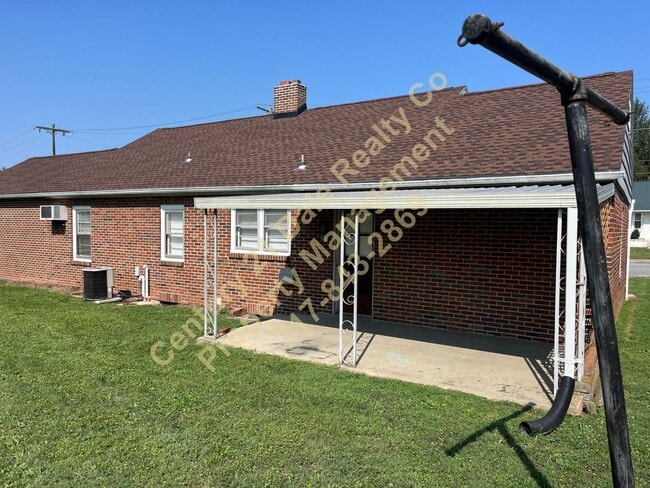 Building Photo - Lovely 3 Bedroom 1 bath all One Level Home...