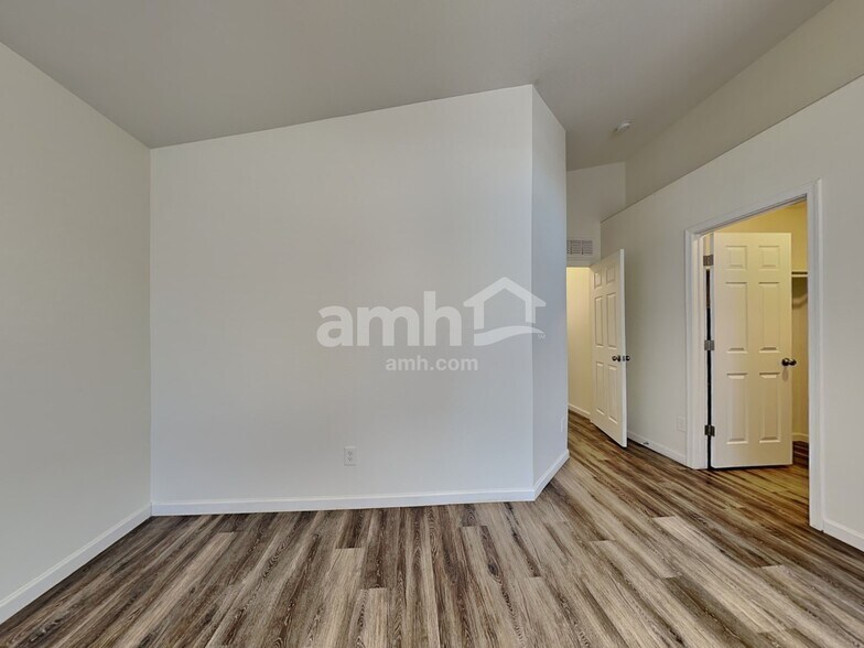 Building Photo - 22972 W Gardenia Dr