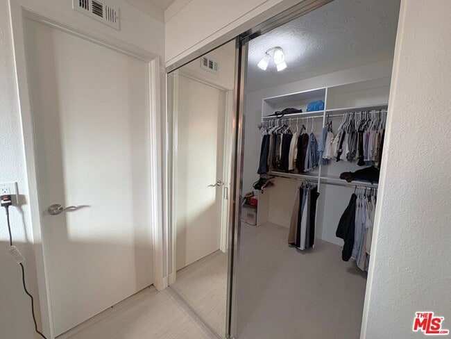 Building Photo - 16403 Bear Meadow Cir