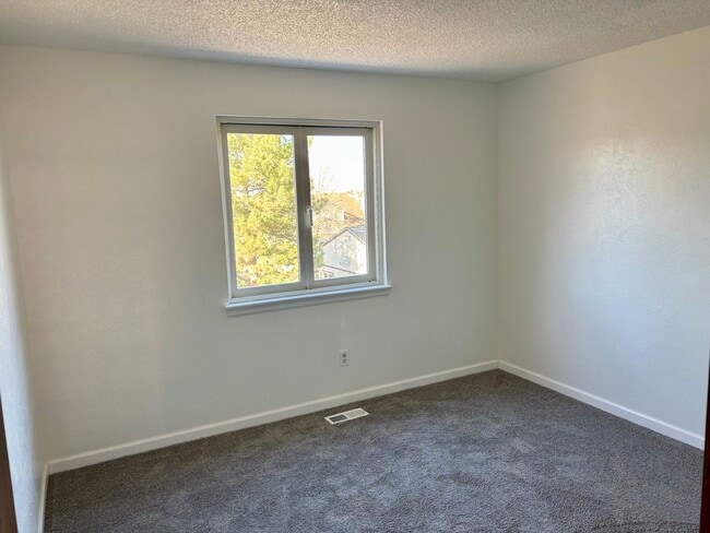 Building Photo - Remodeled 3bd 2ba ready for rent in Fox Hill neighborhood Aurora CO
