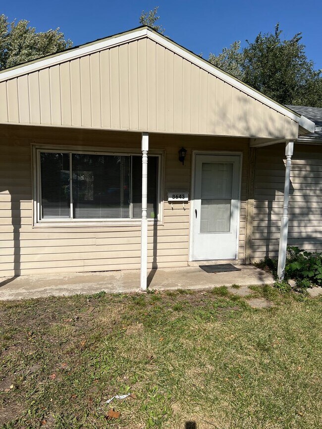 Building Photo - Spacious home - Great location!