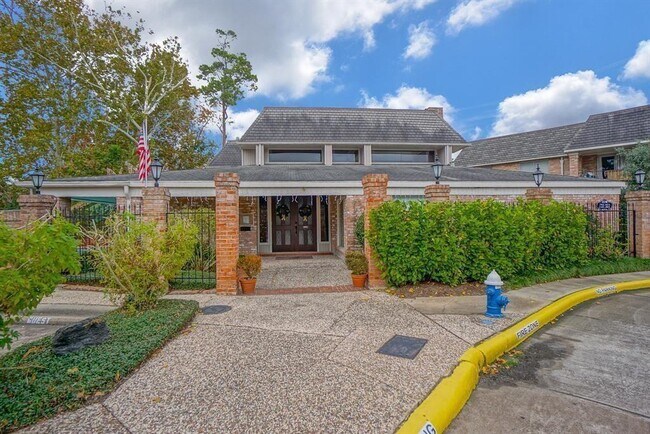 Building Photo - 2238 S Piney Point Rd
