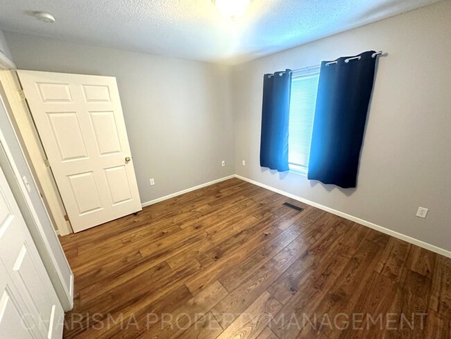 Building Photo - WALK IN LEVEL 2 BD, 1 BA CONDO WITH WOOD F...