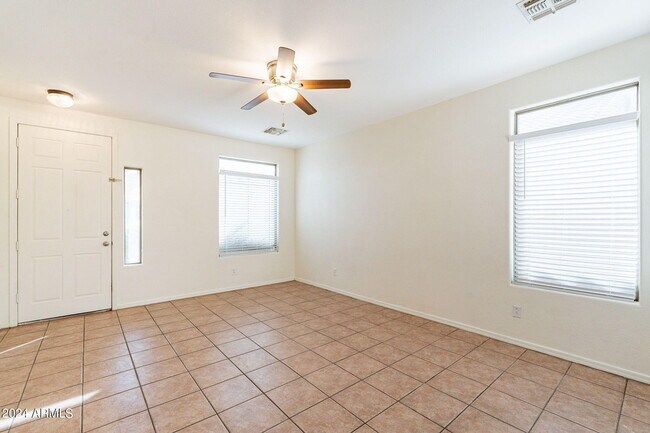 Building Photo - 1078 E Saragosa St